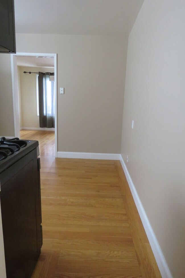 Building Photo - 49 Dellbrook Ave