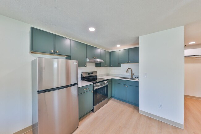 Building Photo - 551 Elm St