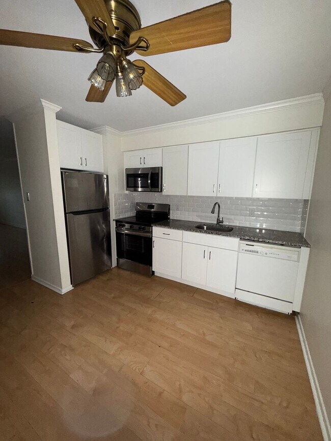 Building Photo - 22 Avon Dr