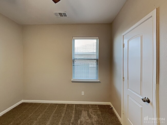 Building Photo - 215 Kennedy Dr