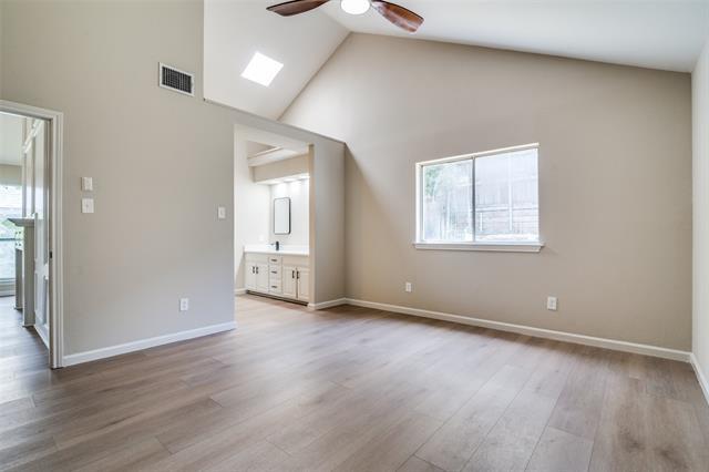 Building Photo - 5529 Village Green Dr