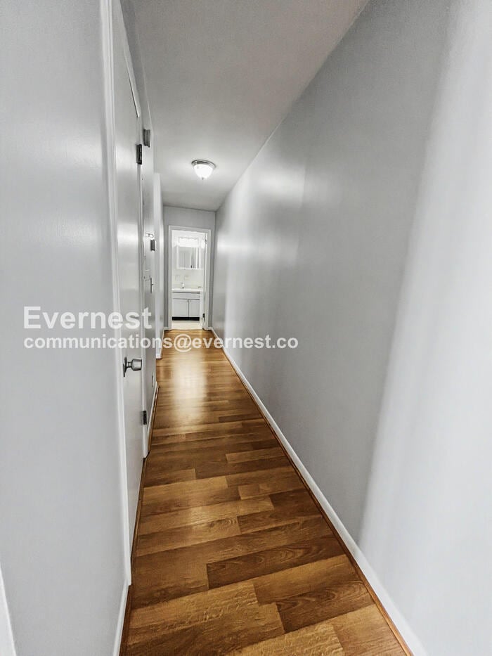 Building Photo - 613 Hillsboro Rd