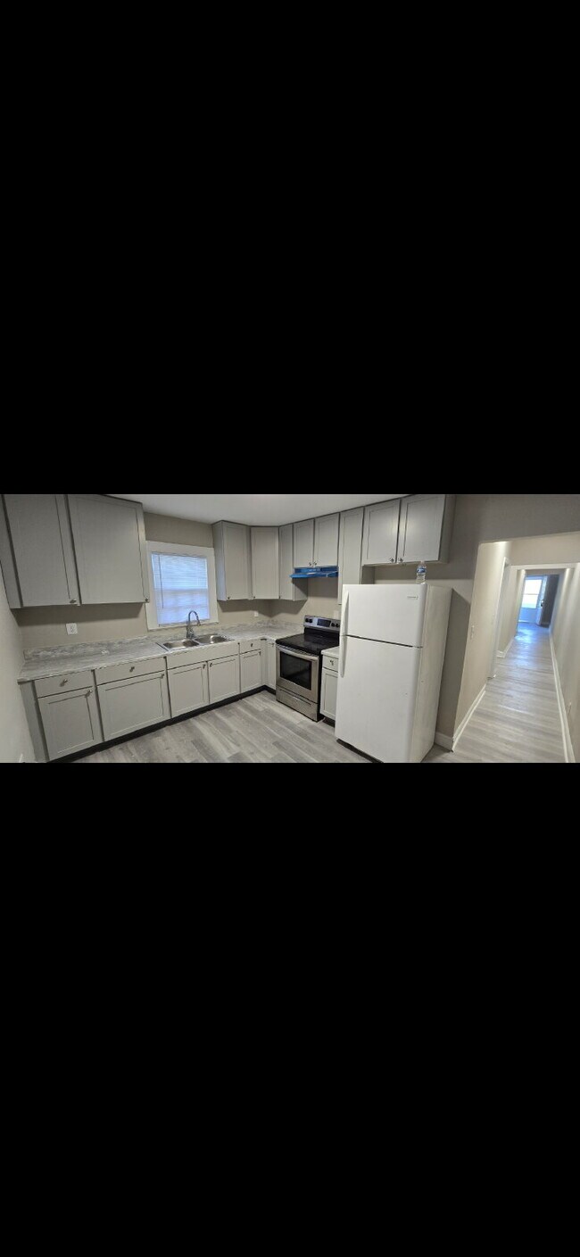 Building Photo - "Charming 2-Bed Duplex Retreat in Greenvil...