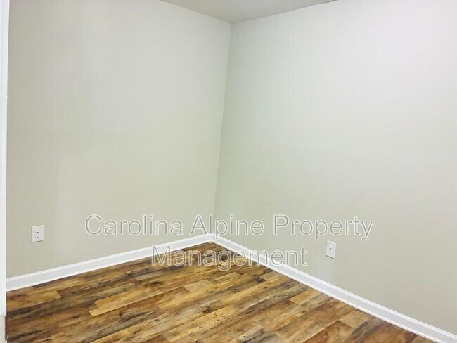 Building Photo - 611 S Mountain St