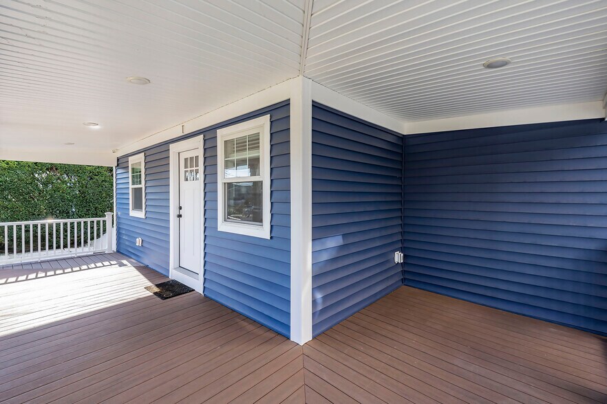 Front Porch - 205 10th Ave