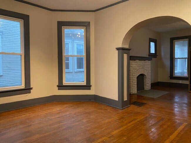 Building Photo - 3 Bed 1.5 Bathroom for rent in Dayton*