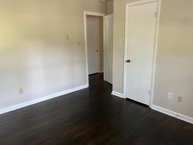 Building Photo - AVAILABLE 1/1/2025: 3 Bedroom home with la...