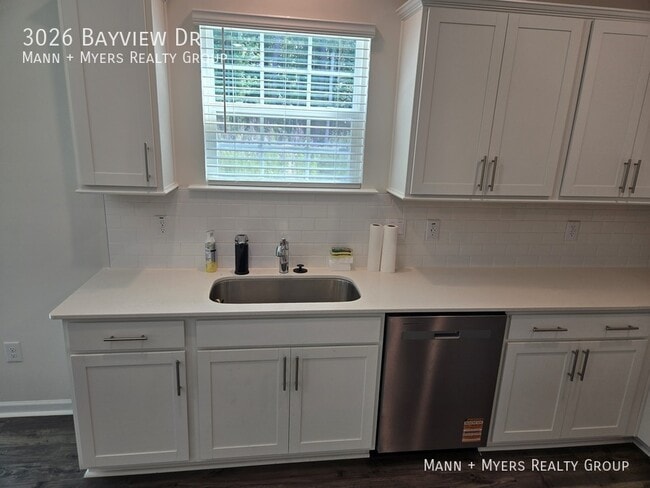 Building Photo - 3026 Bayview Dr