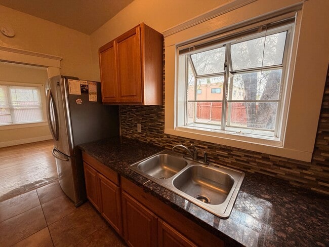 Building Photo - 1030 E 7th St