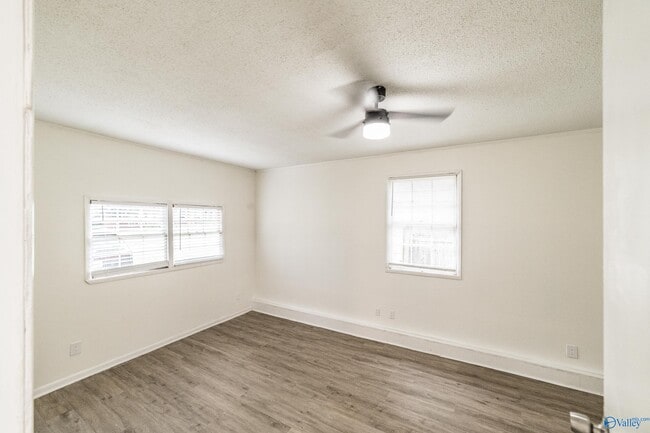 Building Photo - 307 Meadowbrook Dr SE