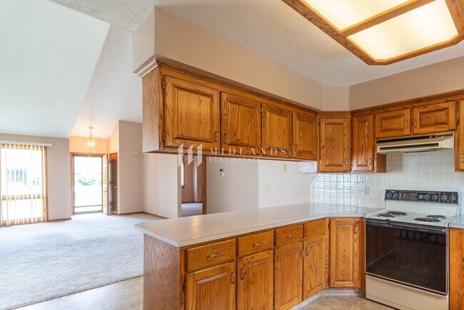 Building Photo - Bellevue Townhome