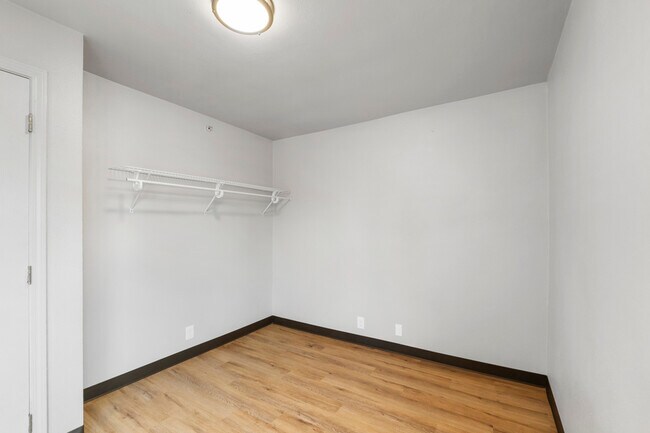 Building Photo - 403 1/2 Garfield St S-6