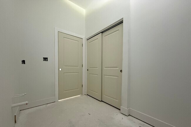 Building Photo - 251 Sladen St