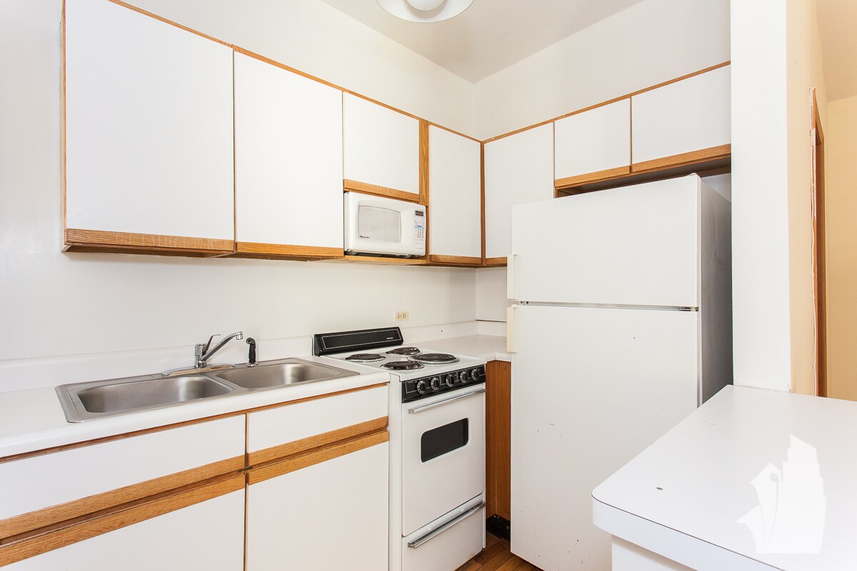 Building Photo - 635 W Barry Ave