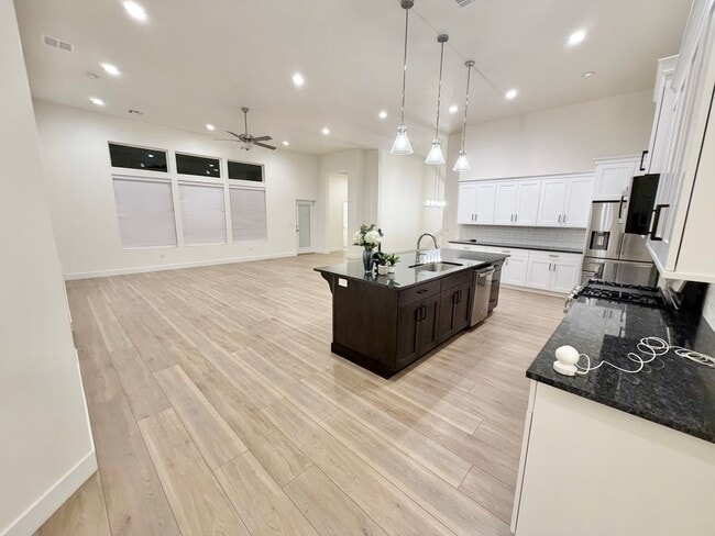 Building Photo - Beautiful 3 Bed Home!