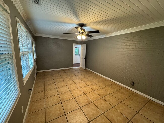 Building Photo - 828 Forest Ridge Dr W