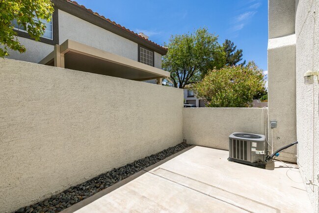 Building Photo - Modern 2 Bed, 2.5 Bath Henderson Townhome