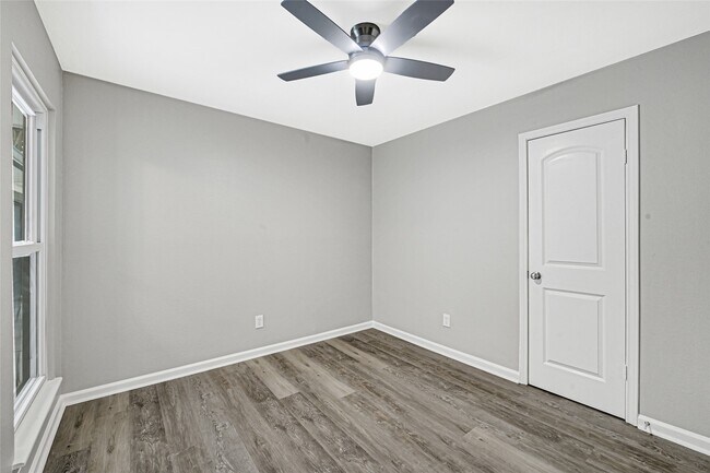Building Photo - 7410 Woodoak Dr