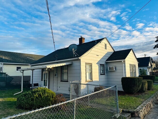 Building Photo - Charming Downtown Vancouver Bungalow