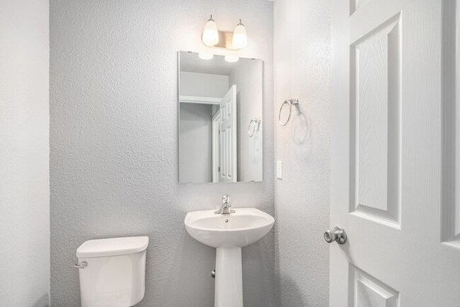Building Photo - 475 Oak View Dr