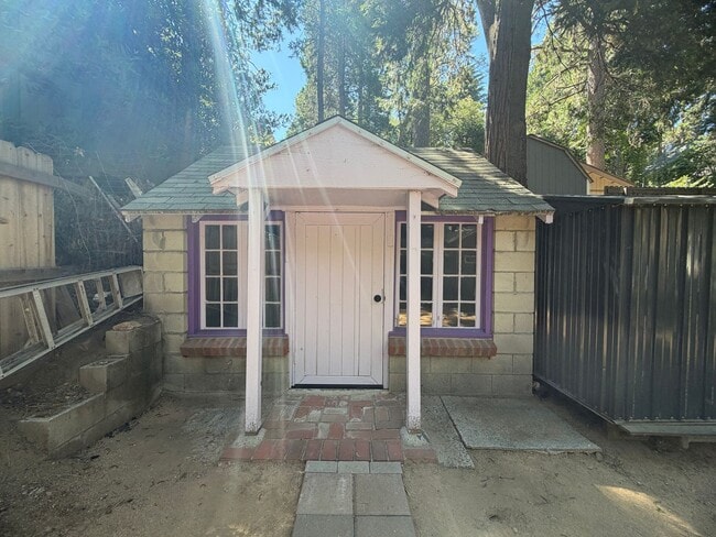 Building Photo - 2 Bedroom 1 Bath Super Cute.