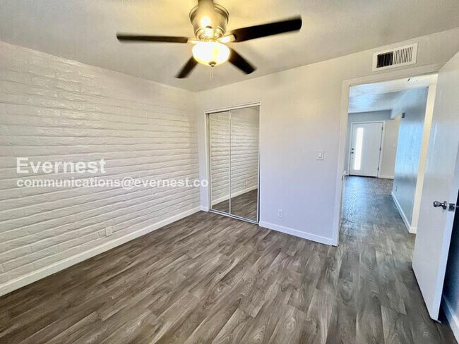 Building Photo - 534 E Huntington Dr