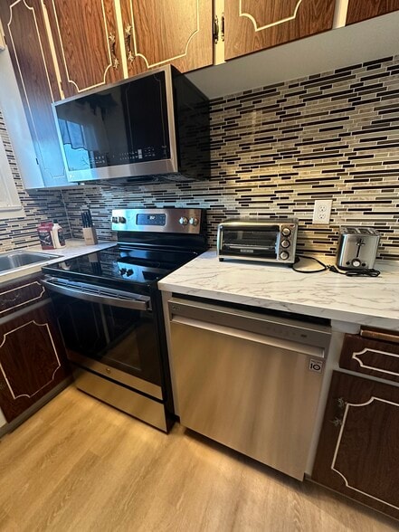 Shared Kitchen - 21 Radcliffe Ave