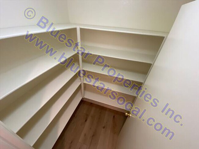 Building Photo - Home in VICTORVILLE! 4bd/2.5ba