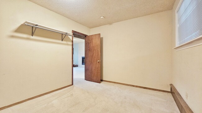 Building Photo - Charming 4 Bed 2 Bath Home in Wedgewood