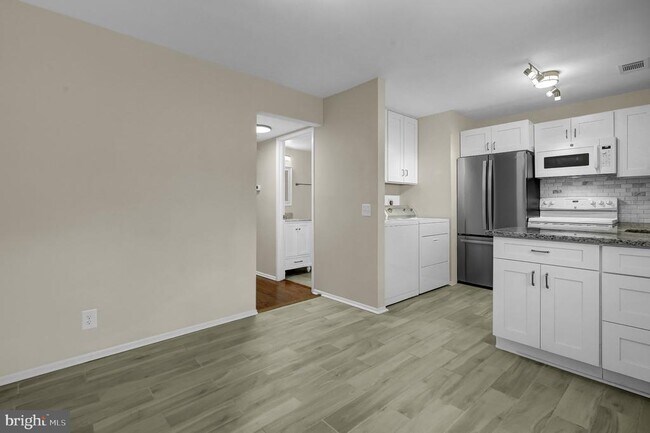 Building Photo - 2665 Glengyle Dr