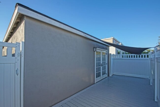 Building Photo - BEAUTIFULLY REMODELED, REDONDO HILLS HOME ...