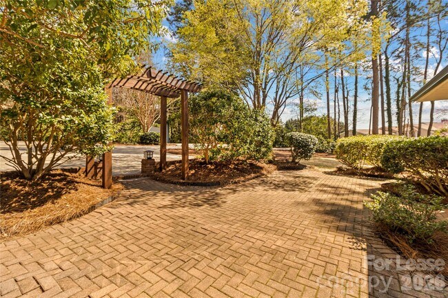 Building Photo - 118 Revere Dr
