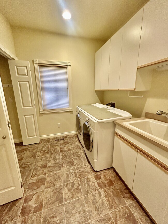 Building Photo - 560 E Maberry Dr
