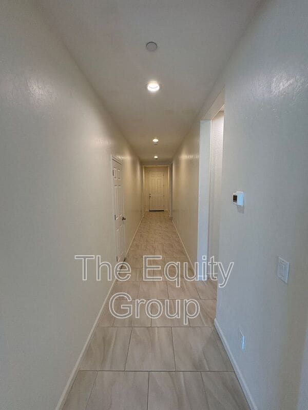 Building Photo - 918 W Sedona Ave