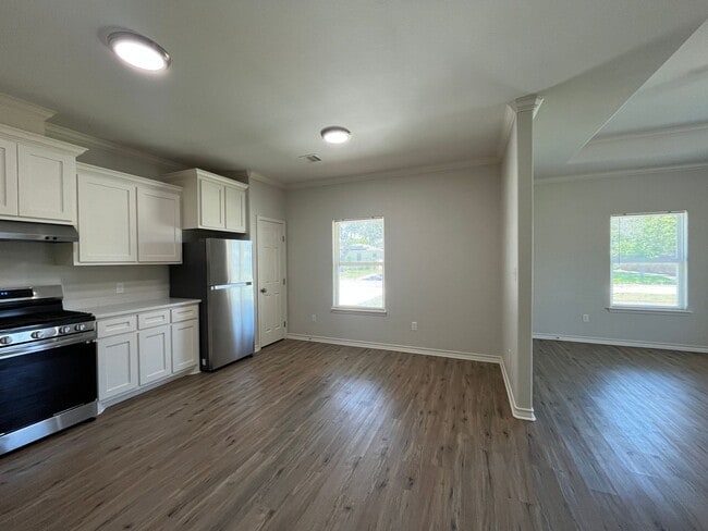 Building Photo - NEWER BUILD IN PA CLIFFS!!