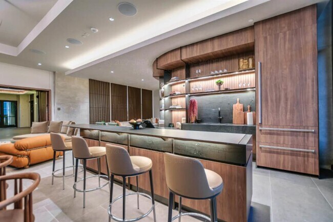 Building Photo - 610 Davis St