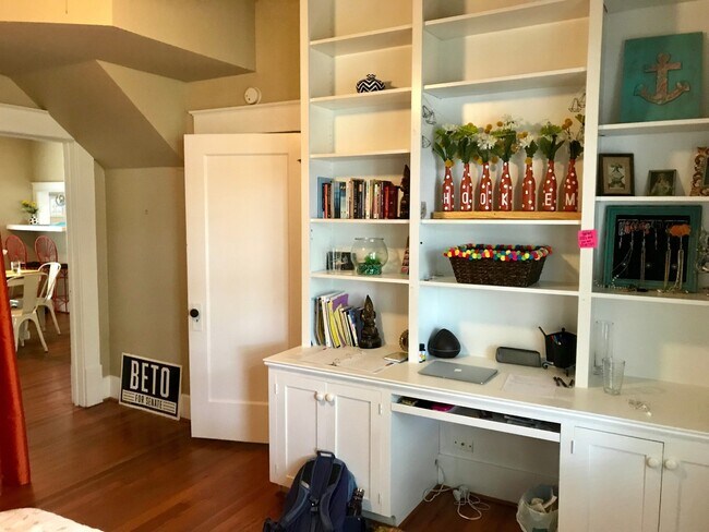 Building Photo - UT PRE-LEASE: Hyde Park 4 bed / 3 bath.  O...