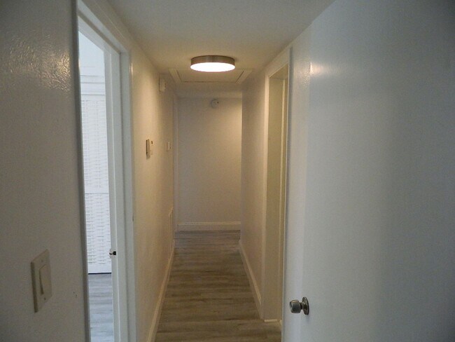 Building Photo - 944 Kensington Dr