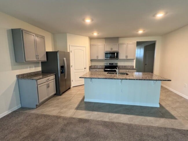 Building Photo - 4 bedrooms 2 bath house