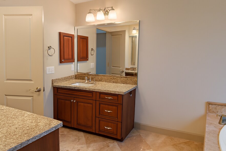 Building Photo - 5311 Lillian St