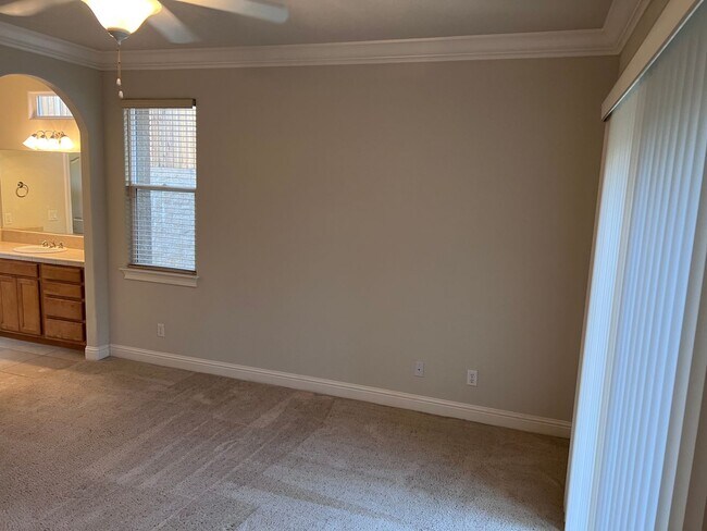 Building Photo - 3 bedroom, 2.5 bathroom home in great Neig...