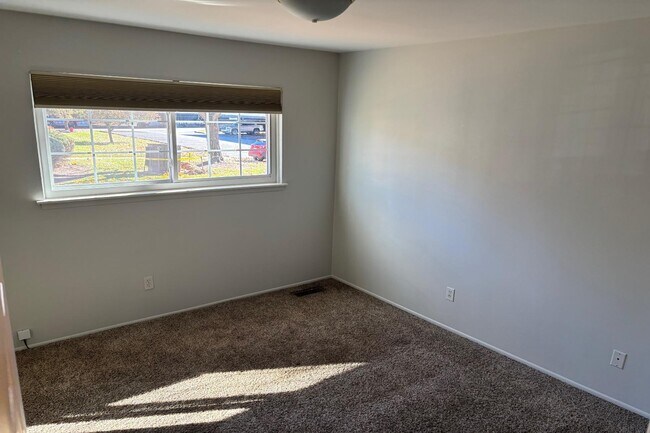 Building Photo - 689 E Fox Hills Dr