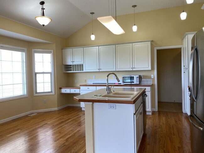 Building Photo - 5742 Crestwood Dr