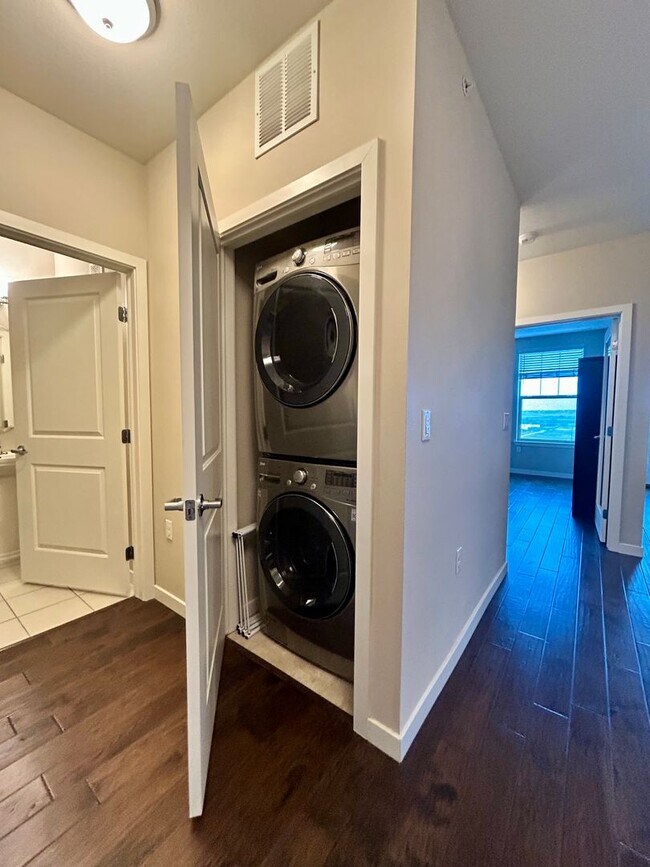 Building Photo - Top floor 2bd 2 bath condo conveniently located in Broomfield!