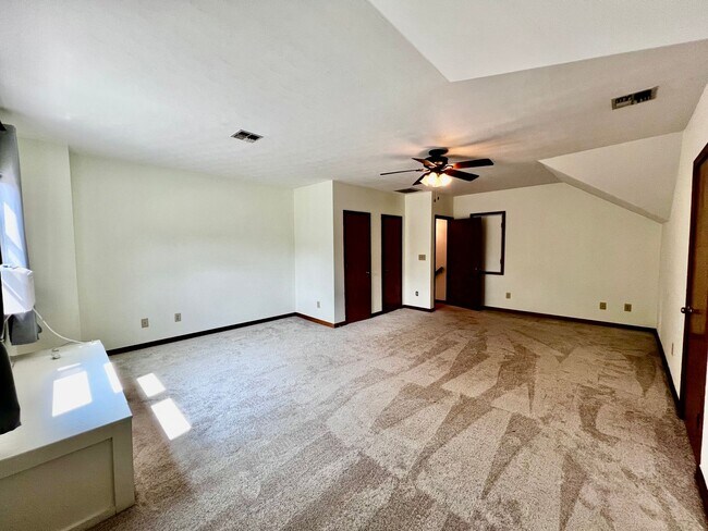 Building Photo - 4 bedroom ranch in the desirable Bellamy W...