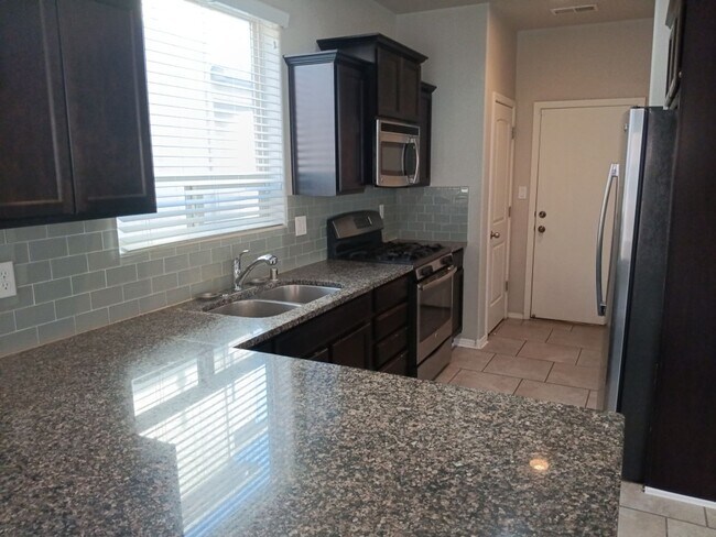 Building Photo - Spacious 3 bedroom, 2.5 bathroom home! Showings available NOW! ***MOVE IN SPECIAL***