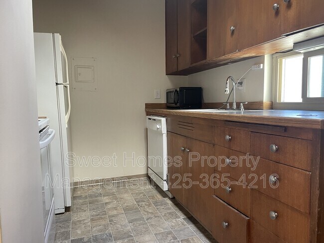 Building Photo - 2648 14th Ave W