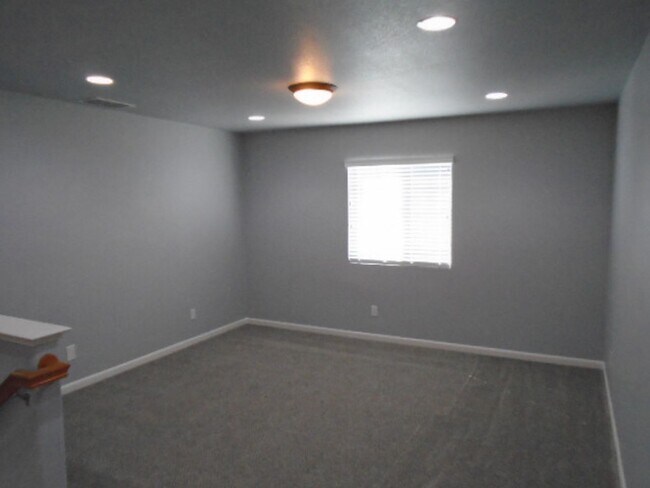 Building Photo - BEAUTIFUL WHITNEY OAKS HOME WITH 3+ BEDROOMS, 3 FULL BATHS, & 2 CAR GARAGE!