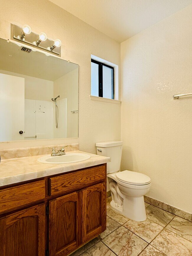 Building Photo - AVAILABLE NOW!!!