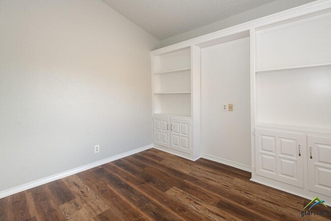 Building Photo - 5917 Hollytree Dr